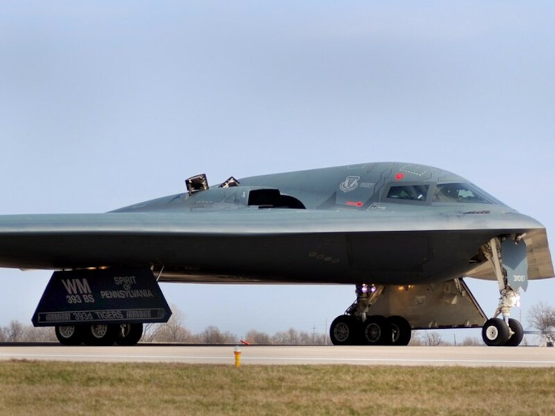 Deze B2 Stealth bommenwerper landt op zijn thuisbasis in Missouri na een bombardement boven Libië in het kader van Operatie Oddysey Dawn.