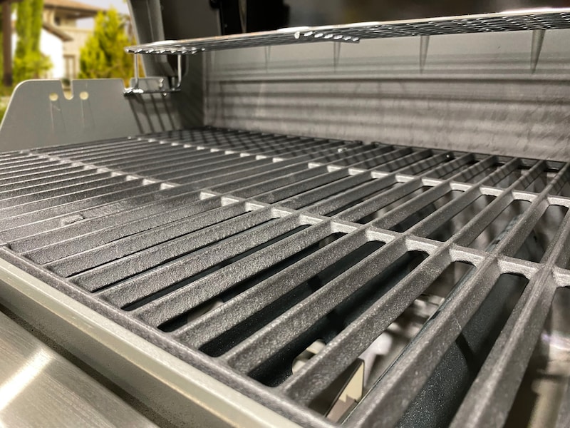 Staalborstel? Hoeft niet: met deze 2 alledaagse voorwerpen is je BBQ in een handomdraai proper