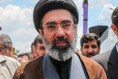 “Nieuwe opperste leider van Iran is gewond en waarschijnlijk verminkt”, beweert Hegseth