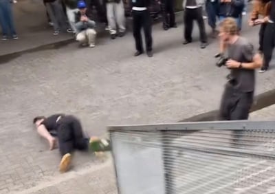 KIJK. Bekende Australische skater maakt spectaculaire val op Theaterplein in Antwerpen