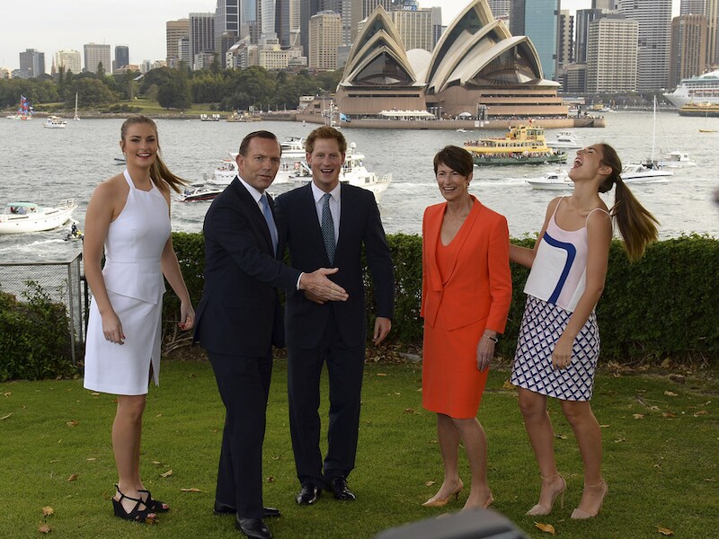 Prins Harry in het gezelschap van de Australische premier Tony Abbott, diens vrouw en kinderen.