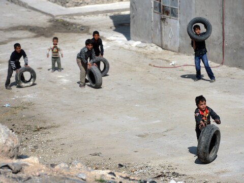 Kinderen spelen in de straten van Aleppo.