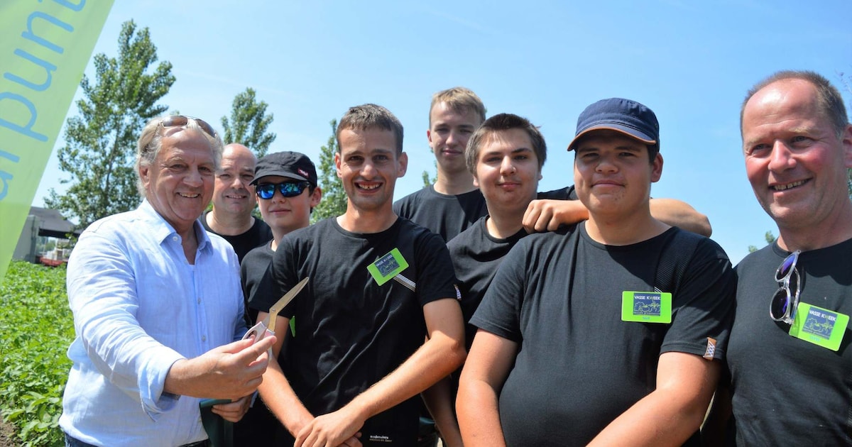 Witse opent deuren van nieuwe sociale moestuin van Vasse Kweek en trakteert bezoekers meteen ook op 