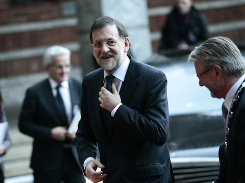 Premier Rajoy moet volgens de kwaliteitskrant zonder dralen de noodhulp aanvragen.