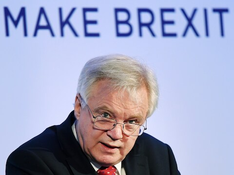 Brexitminister David Davis wil niet zomaar betalen wat de Europese Unie wil. Dat liet hij vandaag weten.