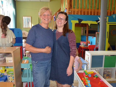 Véronique Mertens (58) en Janne Eelbode (31) op de eerste schooldag. Moeder en dochter delen als peuterjuffen samen de peuterklas van de wijkschool Ekent in Haaltert.