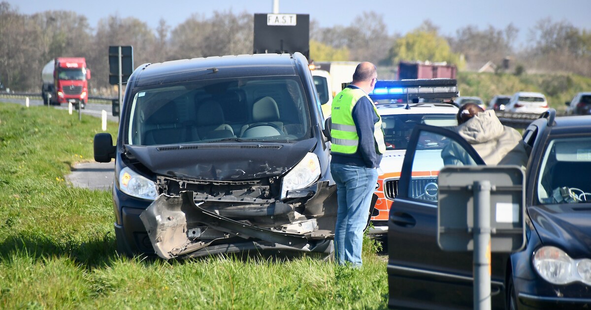 Tripje naar Bellewaerde loopt vertraging op door kop-staart botsing op E403 in Lichtervelde