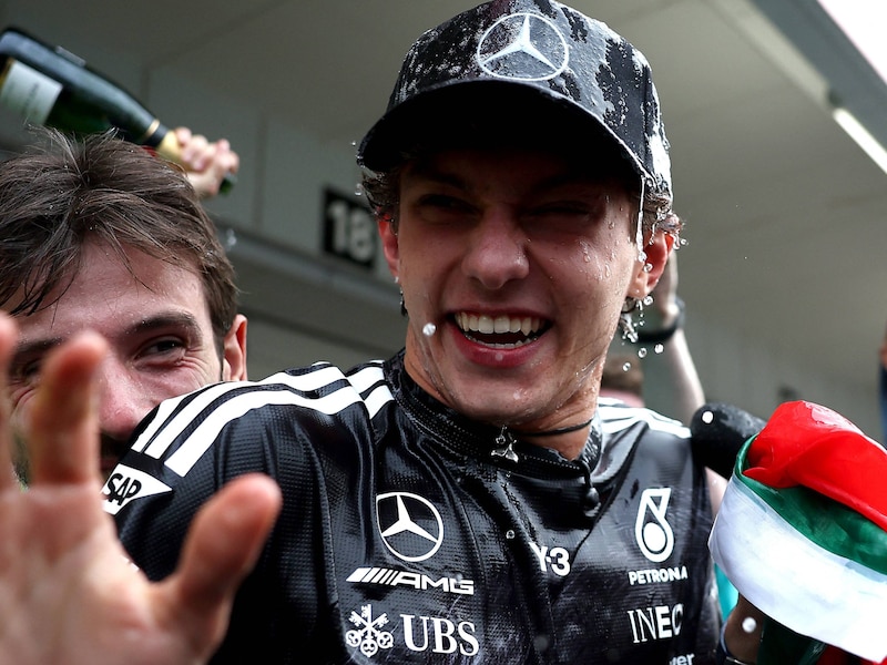De jongste WK‑leider ooit in de F1, maar het leek alsof hij met de fiets thuiskwam van de slager: hoe Kimi Antonelli verbaast met zijn opmerkelijke ‘cool’