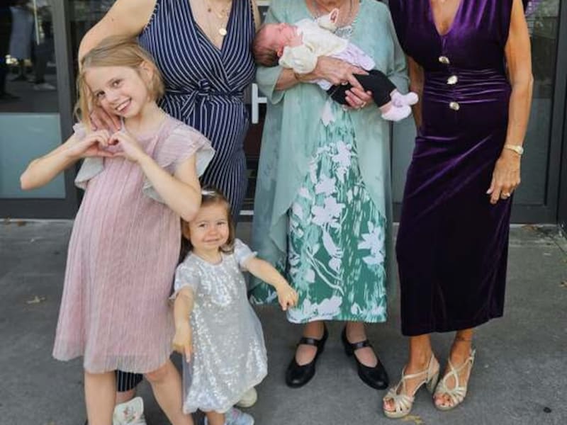 Moeke Maria, omi Wendy, dochter Yana en haar drie dochters Mila, Lucy en Livia
