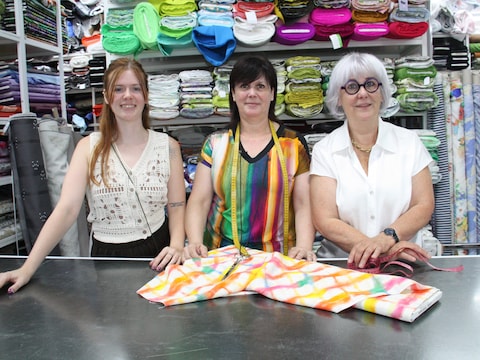 Stoffenwinkel Meky Shop is al 50 jaar een vaste waarde in Diksmuide. Op de foto zie je kleindochter Margo Vanoverberghe, dochter Wendy Covemaeker en moeder Roos Kesteloot.