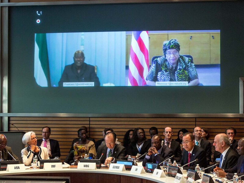 President Bai Koroma van Sierra Leone en president Ellen Johnson van Liberia spreken op de top in Washington via een videoconferentie.
