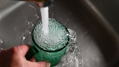10 procent van Vlaamse gezinnen vindt kraanwater niet veilig, nog eens 9 procent filtert het eerst