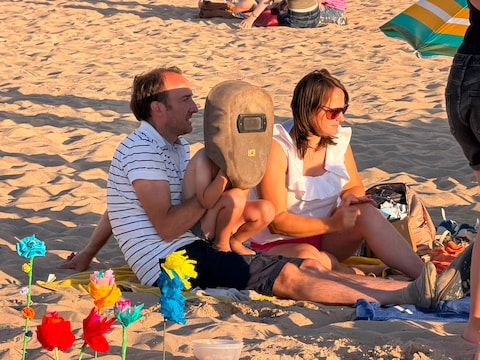 Geen brilletje, met een lasmasker op het strand lukt het ook