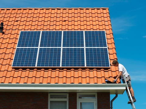 Een energieadviseur geeft onder andere uitleg over de actuele premies en ondersteuningsmaatregelen.