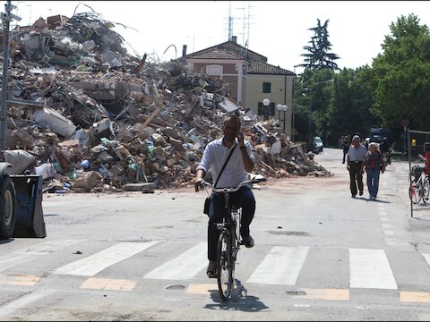 Puin in Cavezzo, in de Italiaanse regio Emilia, na de aardbevingen van 20 en 29 mei.