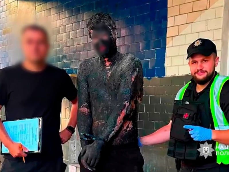 KIJK. Met schoenborstels, 12 liter olie en 4 liter zeep: Oekraïense politie moet vuile dief vijf uur lang wassen