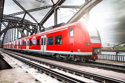 Duitse treinbeveiliger zwaargewond na val uit rijdende trein tijdens ruzie met passagier