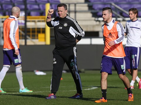 John van den Brom tussen zijn spelers op training.