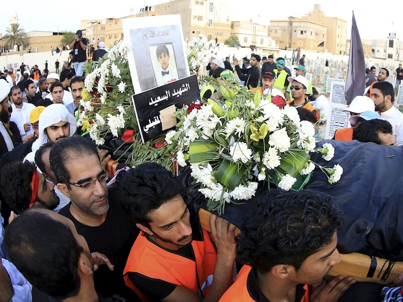 Bij de zelfmoordaanslag op een sjiietische moskee in Saoedi-Arabië kwamen 22 mensen om het leven.