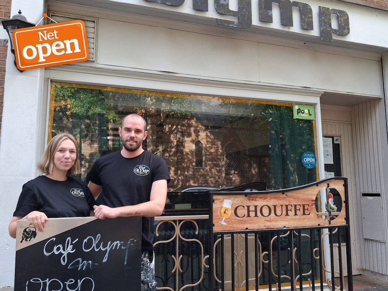 Nieuwe uitbaters Nimcke Boiy en Bram Huisman voor café Olymp, vlakbij de Mortselse Sint-Benedictuskerk. Het koppel geeft de binnenkant van de zaak momenteel een opknapbeurt. Nu zaterdag ontvangen ze hun eerste klanten.