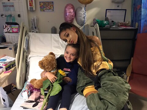 Ariana Grande op ziekenbezoek bij een jonge fan die gewond raakte na de aanslag in Manchester.