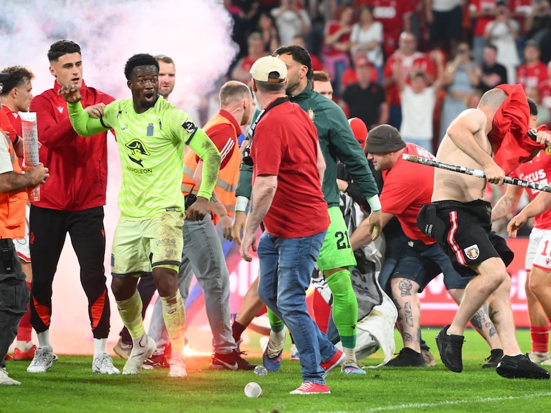 Na rellen in mei: wedstrijden tussen Standard en Charleroi worden volgend seizoen zonder supporters afgewerkt 
