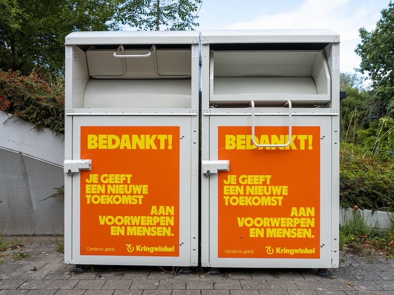 Themabeeld - de kledingcontainers verdwijnen dit jaar definitief uit het straatbeeld van Brasschaat. De gemeenteraad buigt zich maandagavond over textielinzameling aan huis als alternatief 