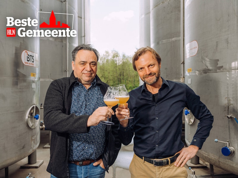 Dirk Lindemans (rechts) met zijn broer Geert in hun wereldberoemde brouwerij in Vlezenbeek. "Ik woon rechtover de brouwerij, wat handig is om de ochtendspits te vermijden."