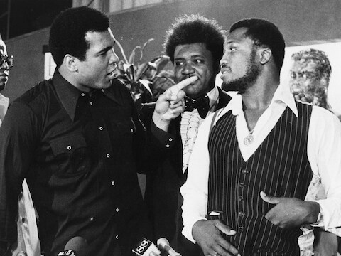 Muhammad Ali met een vermanende vinger naar Joe Frazier, bokspromotor Don King kijkt toe.
