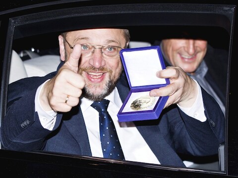 Martin Schulz, voorzitter van het Europees Parlement, met de medaille.