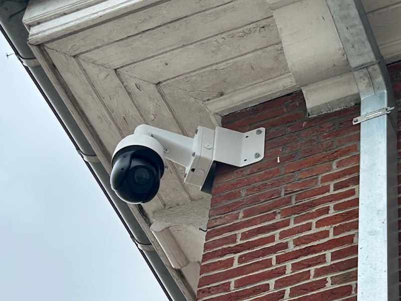 De camera ter hoogte van het gemeentehuis.