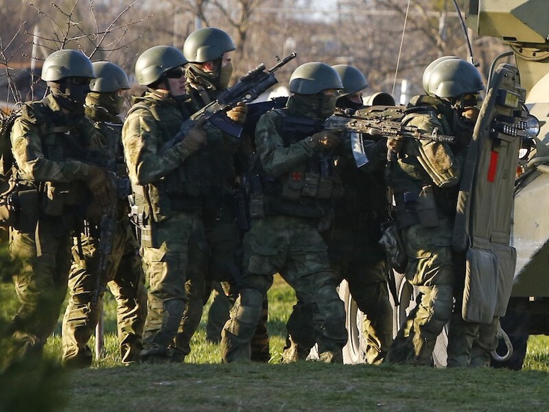 Russische troepen aan de vliegbasis Belbek.