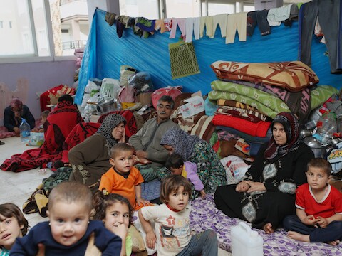 Syrische vluchtelingen die in Turkije onderdak hebben gekregen in een zalencentrum waar gewoonlijk bruiloften worden georganiseerd.