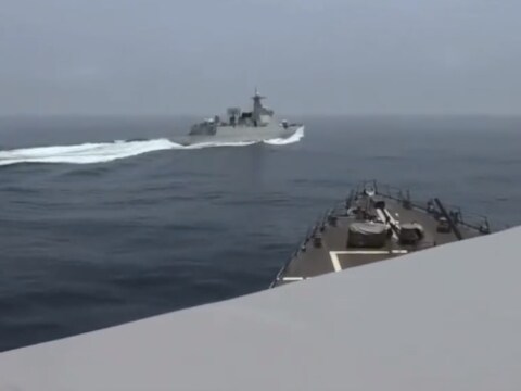 Een Chinees schip zou de Amerikaanse torpedobootjager de pas afgesneden hebben.
