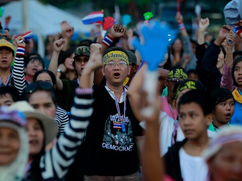 Betogers nabij het monument voor de democratie in Bangkok, gisteren.