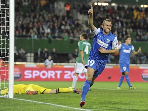 60': Buffel juicht na een knappe deviatie op voorzet van Camus: 2-2 en Genk met een verdiend punt dicht bij Europese overwintering.