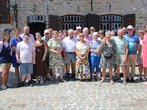 Alveringem trakteerde haar Nestorvrijwilligers in het Openluchtmuseum van Izenberge.