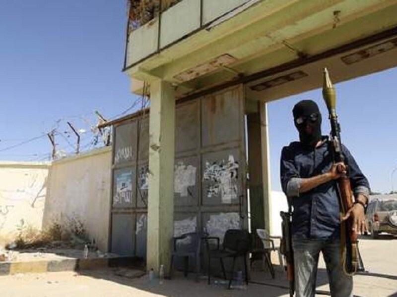 Een gewapende militair van de Libische strijdkrachten in Benghazi.