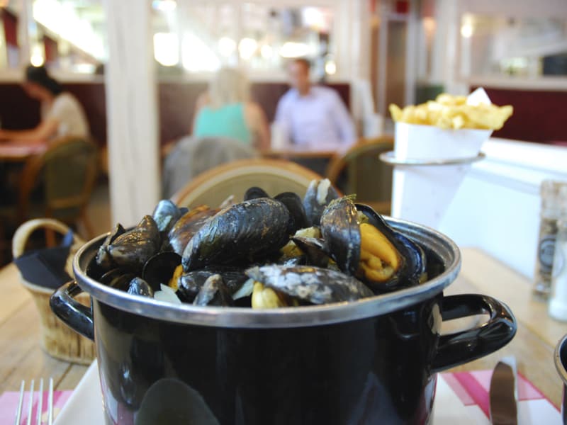 Mosselen met frieten, een typisch Belgisch gerecht.