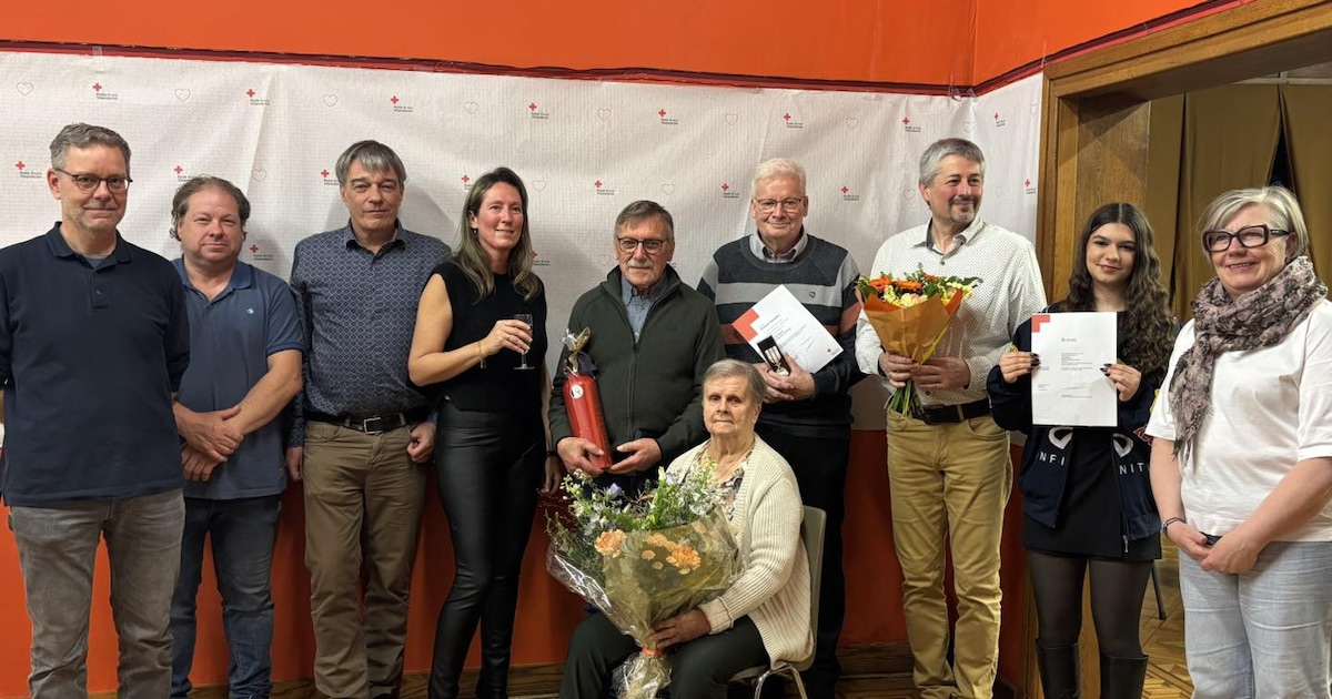 Rode Kruis Niel-Schelle reikt brevetten uit en eert trouwe vrijwilligers: “Zij maken echt het versch