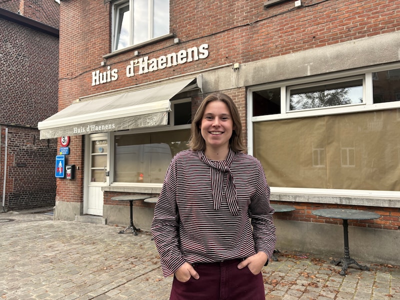 Silke Mauws aan haar toekomstige tearoom in Hansbeke. 