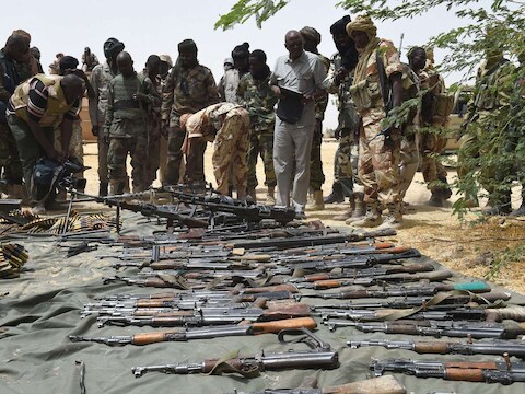 Tsjadische soldaten tonen de achtergelaten wapens van Boko Haram, nadat ze Malam Fatori in Nigeria wisten te heroveren, vorige week vrijdag.