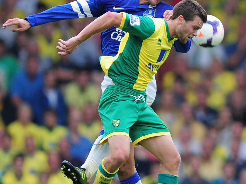 Fellaini -voorlopig nog van Everton- zaterdag in een stevig luchtduel op Carrow Road.