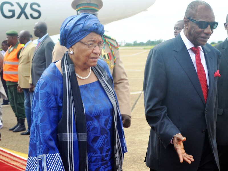 Archieffoto van Ellen Johnson (l.), president van Liberia, in gezelschap van Alpha Conde, haar collega uit Guinea.