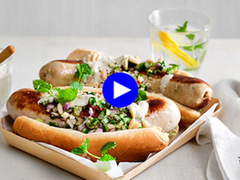 Til je hotdog naar een hoger niveau, met witte pens en een fris appel-komkommerslaatje