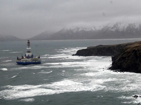 De Kulluk, een boorschip van Shell, strandde voor de kust van Alaska.