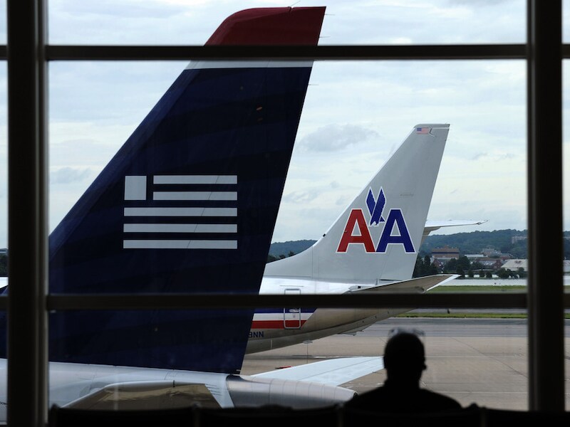Een vliegtuig van US Airways en een van American AIrlines.
