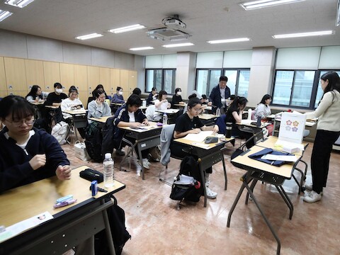 Zuid-Koreaanse studenten wachten om te starten aan het belangrijkste examen van hun leven.