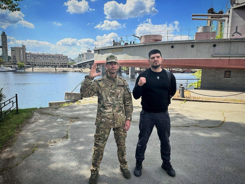 de-leider-van-het-russisch-vrijwilligerskorps-denis-kapoestin-rechts-en-die-van-het-legioen-voor-de-vrijheid-van-rusland-maksimilian-andronnikov-op-een-facebookfoto-waarin-ze-hun-samenwerking-aankondigden-op-17-mei-2023