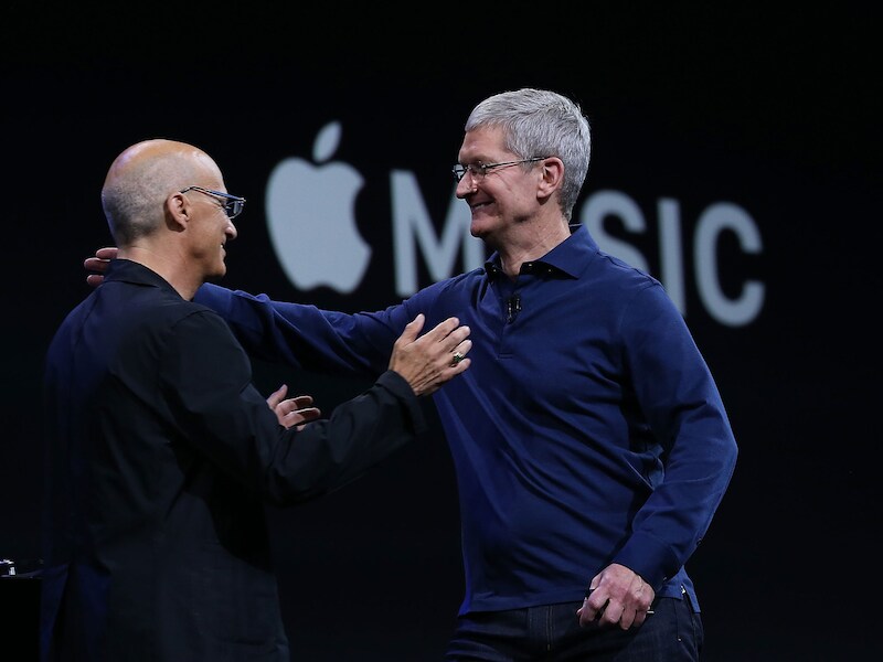 Apple-CEO Tim Cook (rechts) begroet Jimmy Iovine, de baas van het door Apple overgenomen Beats Music.